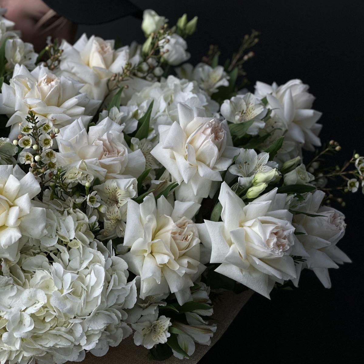 Корзина с розами, альстромериями и лизиантусами