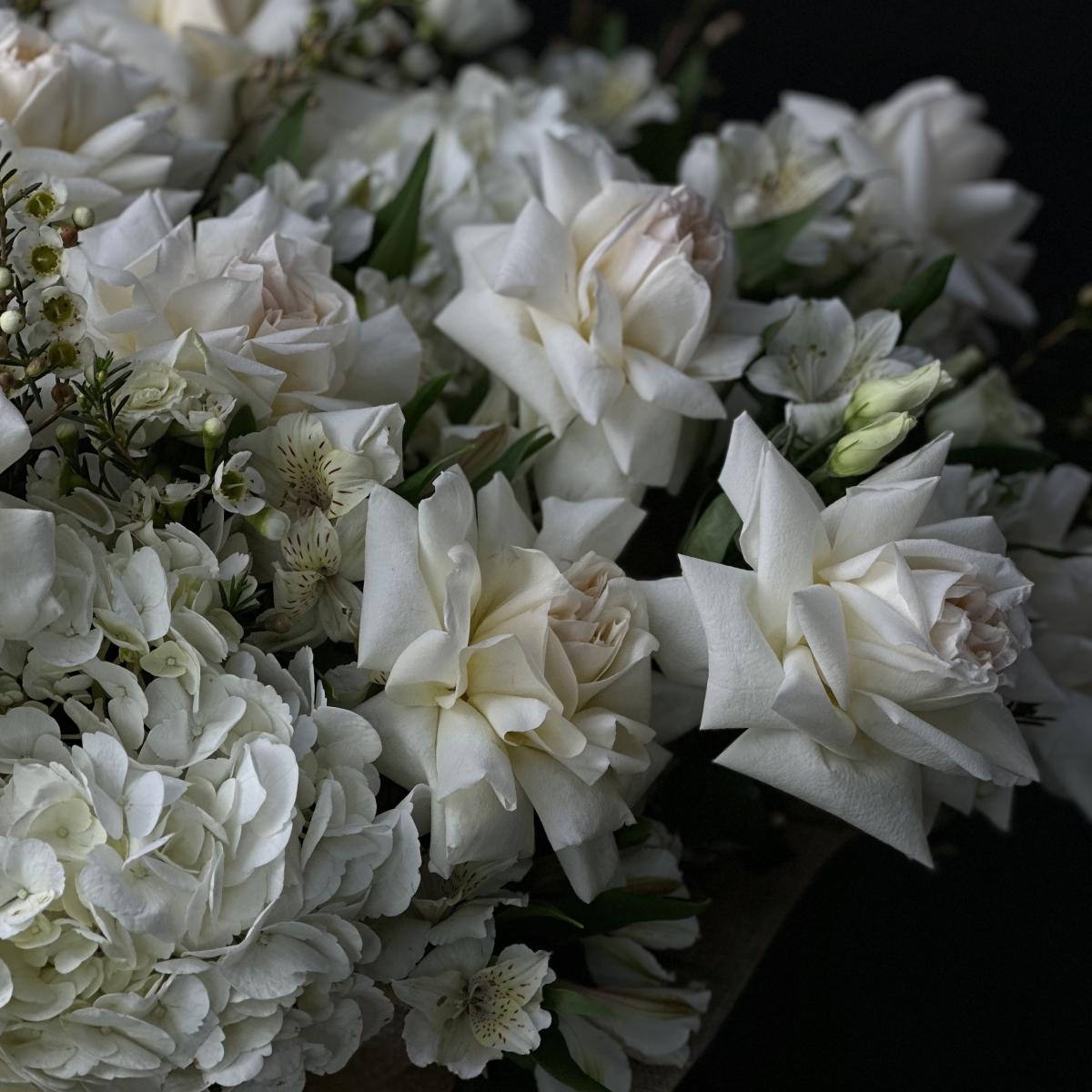 Корзина с розами, альстромериями и лизиантусами