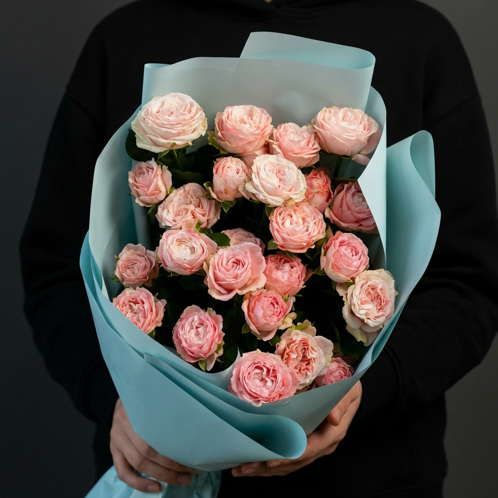 Букет из розовых кустовых роз