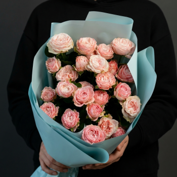 Букет из розовых кустовых роз