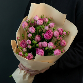 Букет из кустовых розовых роз 60 см