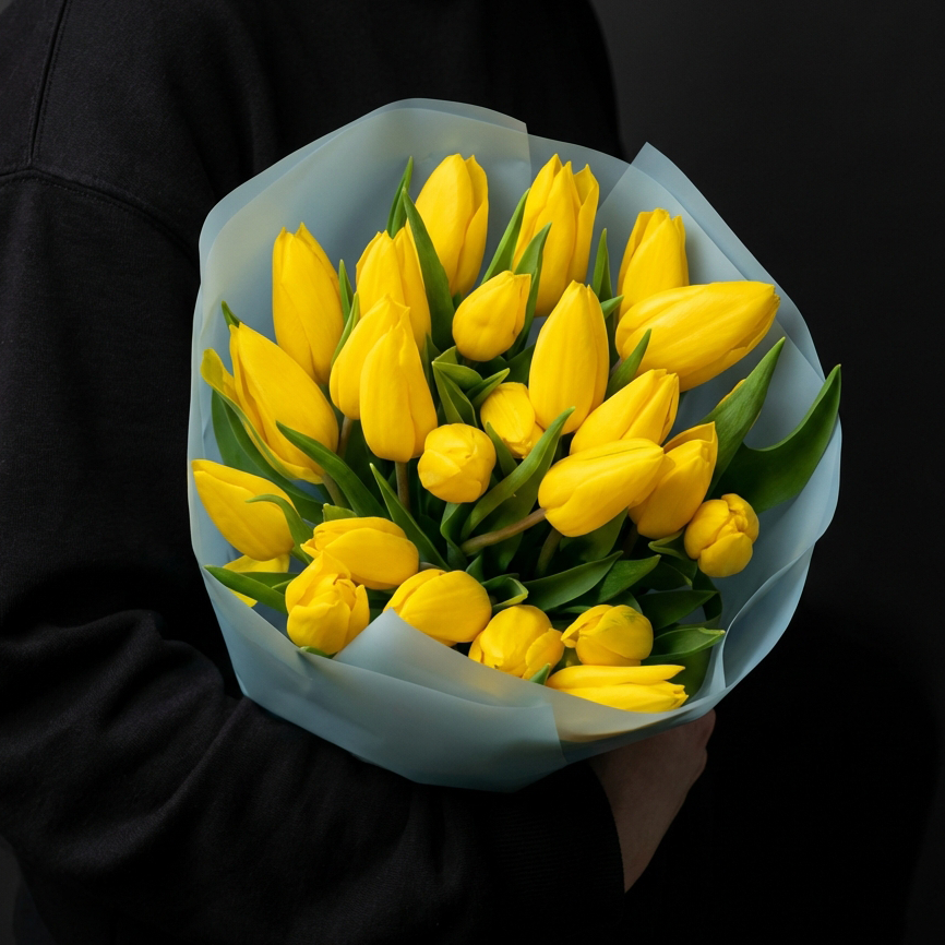 25 жёлтых тюльпанов в яркой упаковке