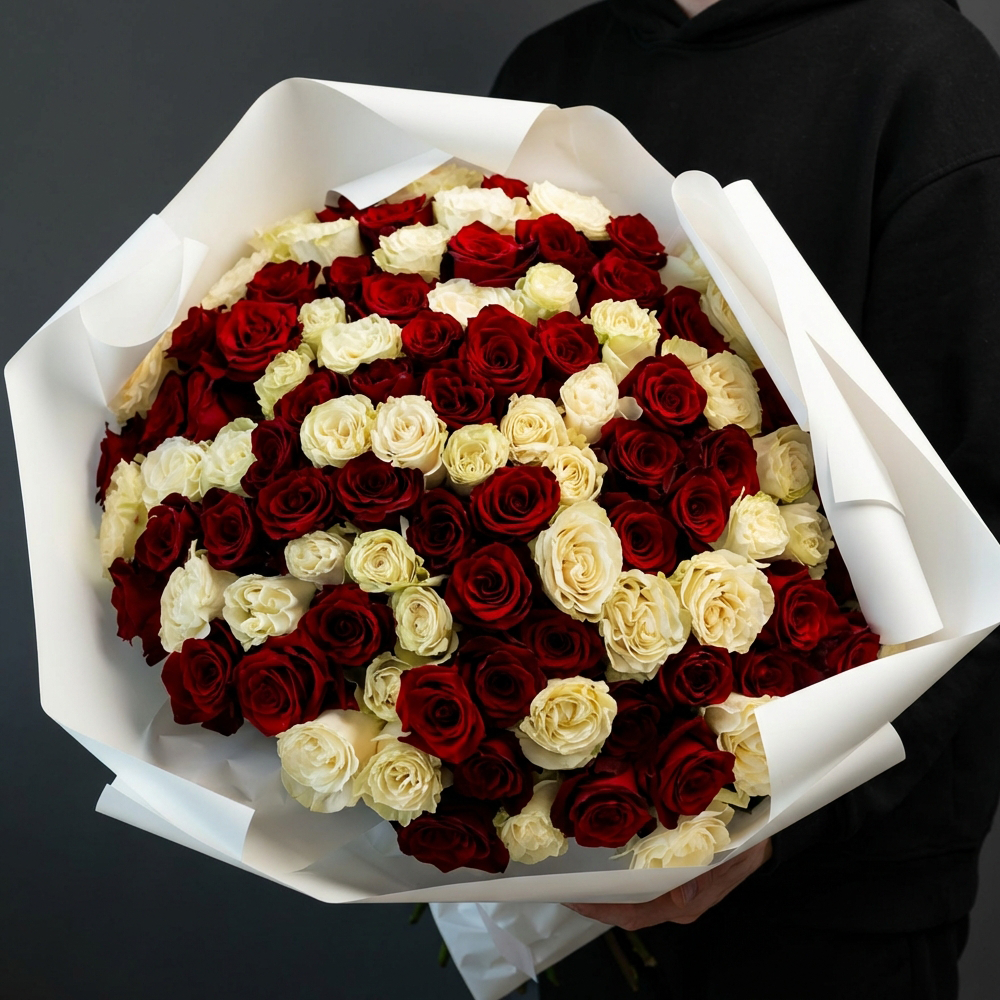 Букет из белых и красных роз 60 см