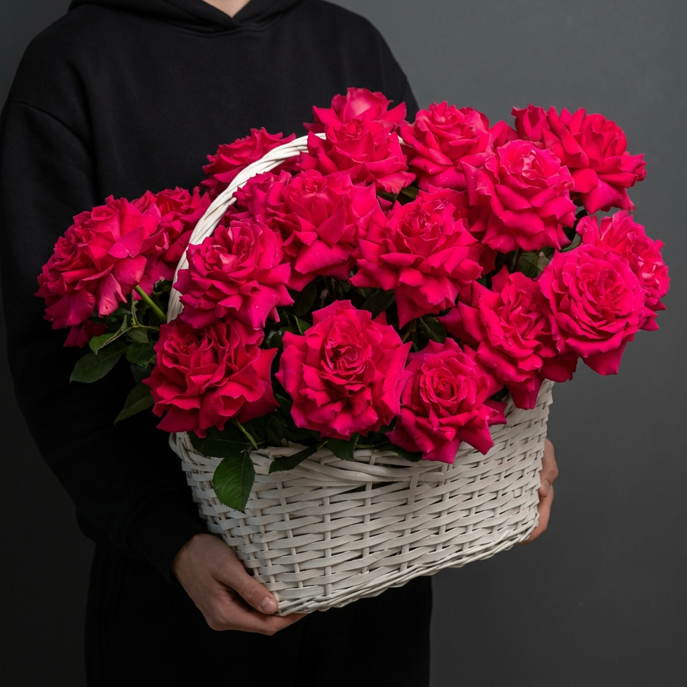 Корзина с 25 темно розовыми розами