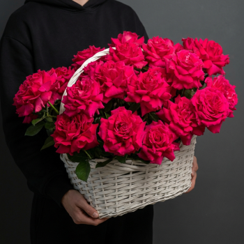 Корзина с 25 темно розовыми розами