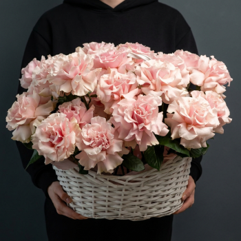 Корзина с 25 светло розовыми розами