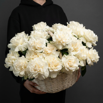 Корзина с 25 белыми розами