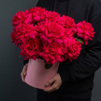 15 темно розовых роз в коробке