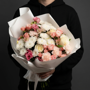 Букет с розами, диантусами и альстромериями