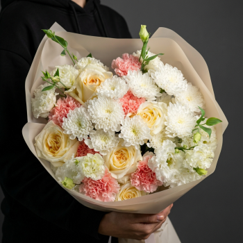 Букет с розами, хризантемами и диантусами