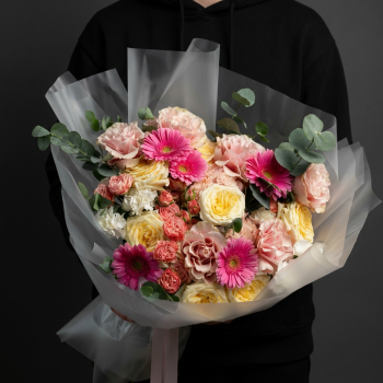 Букет с герберами, розами и гортензиями