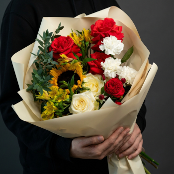 Букет с подсолнухом, розами и диантусами