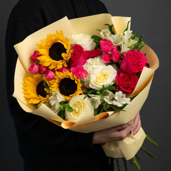 Букет с подсолнухами, розами и гортензией