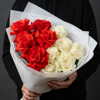 11 красных и белых французских роз