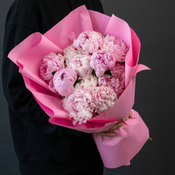 Букет с розовыми пионами