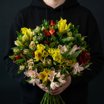 25 разноцветных альстромерий под ленту