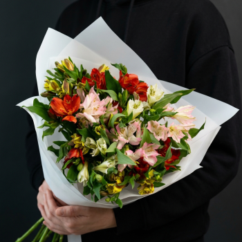 Букет из разноцветных альстромерий