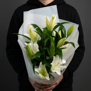 Букет из белых лилий в белой упаковке