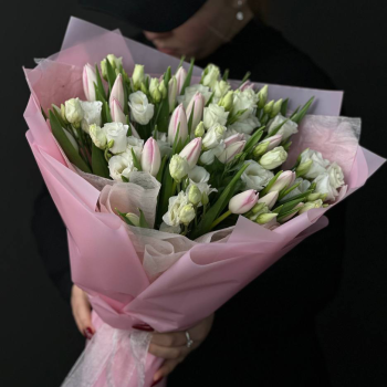 Букет из 17 тюльпанов и лизиантусов