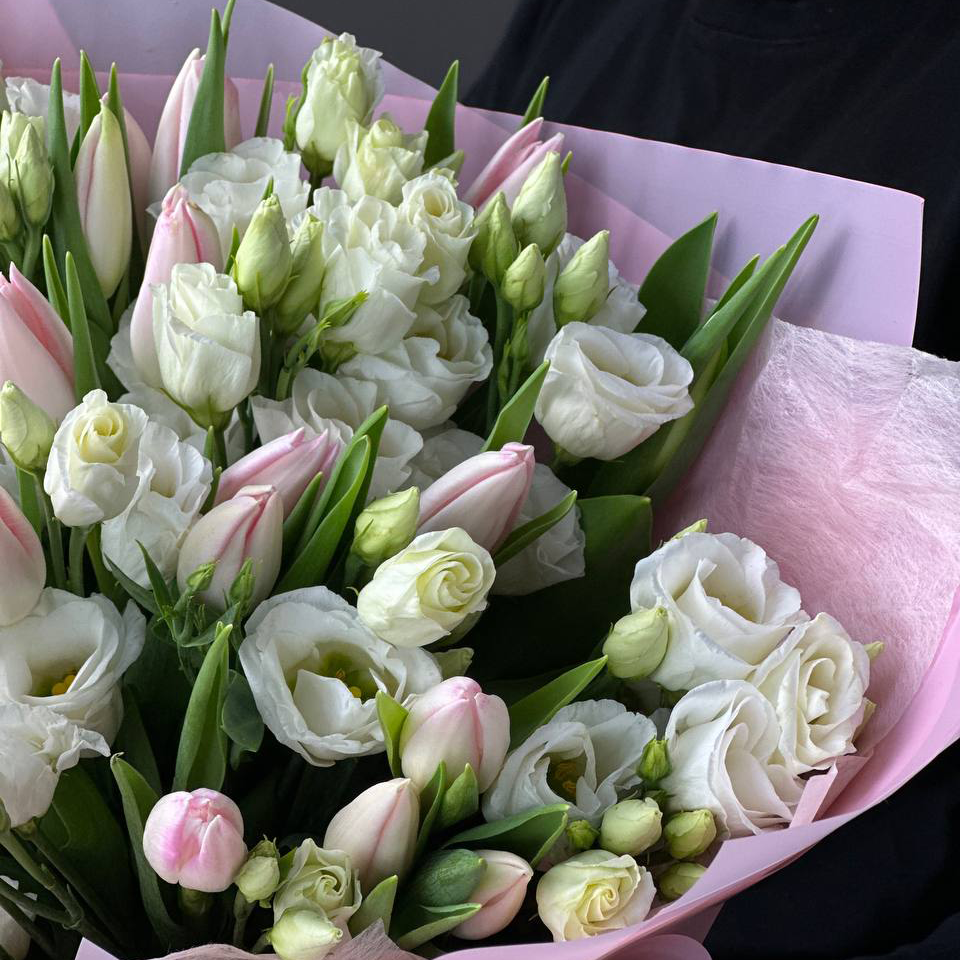 Букет из 17 тюльпанов и лизиантусов