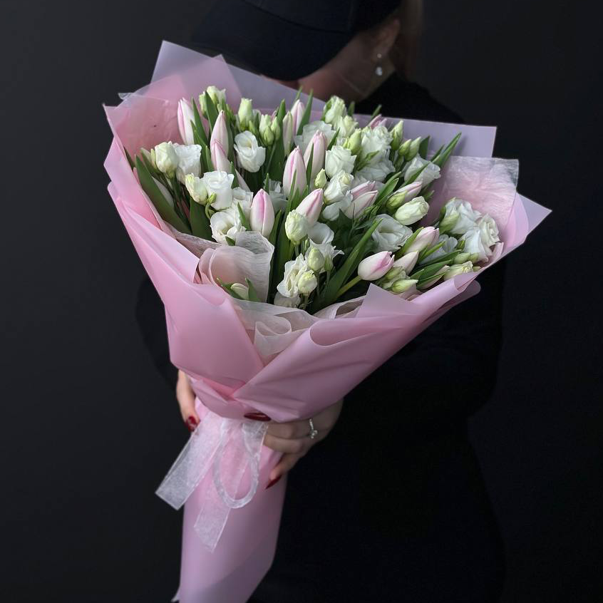 Букет из 17 тюльпанов и лизиантусов