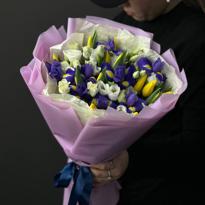 Букет из 11 тюльпанов с ирисами и лизиантусами