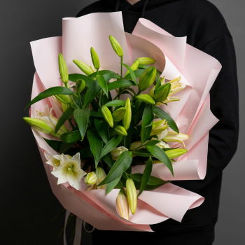 Букет из лилий в розовой упаковке