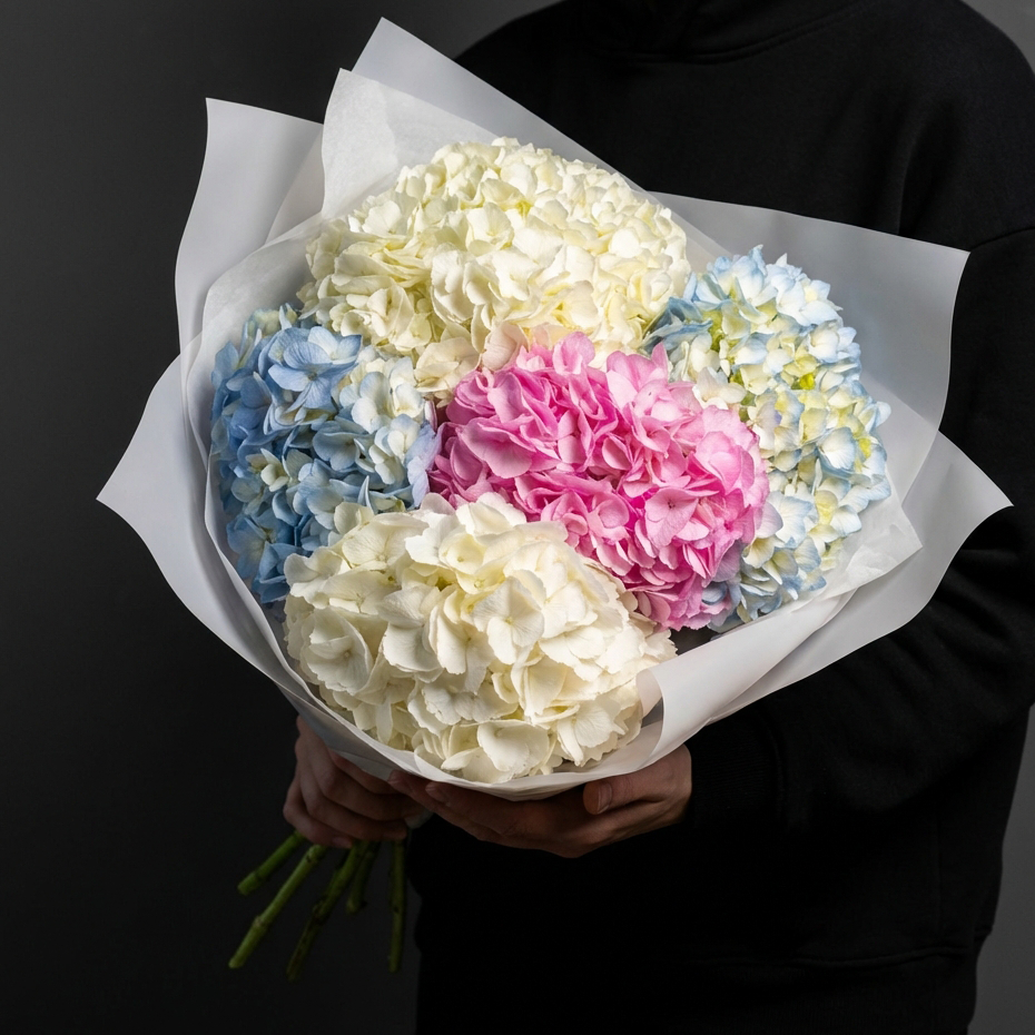 Букет из разноцветных гортензий