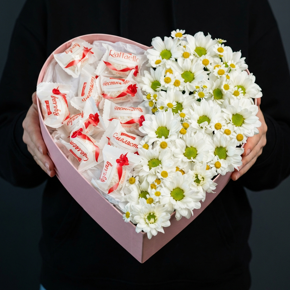 Коробка сердце с хризантемами и конфетами