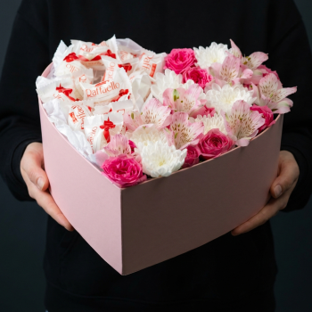 Коробка сердце с хризантемами, альстромериями и конфетами