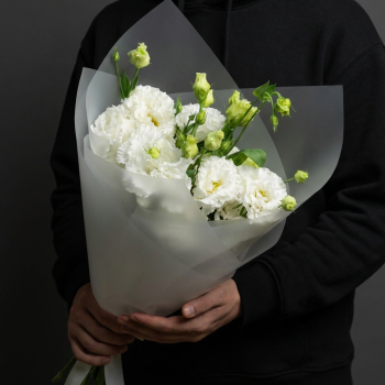 Букет из белых лизиантусов