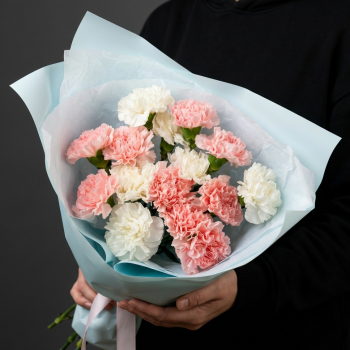 Букет с белыми и розовыми гвоздиками