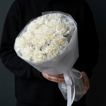 15 гвоздик в белой упаковке