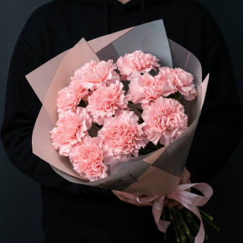 11 розовых гвоздик