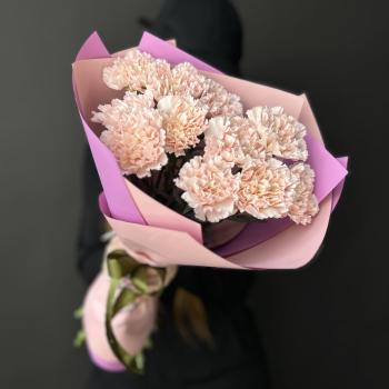 11 розовых гвоздик