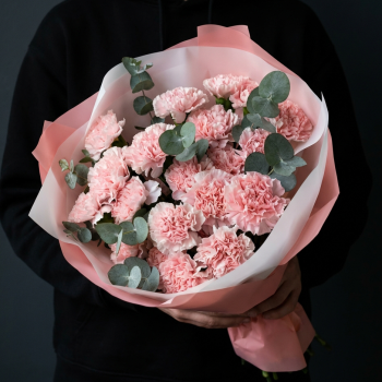 25 гвоздик с эвкалиптом