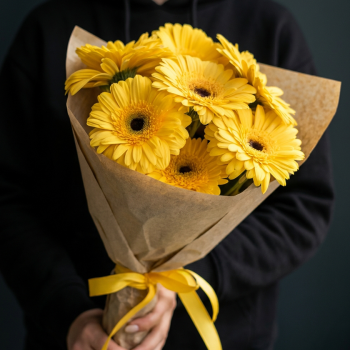 7 желтых гербер в крафте